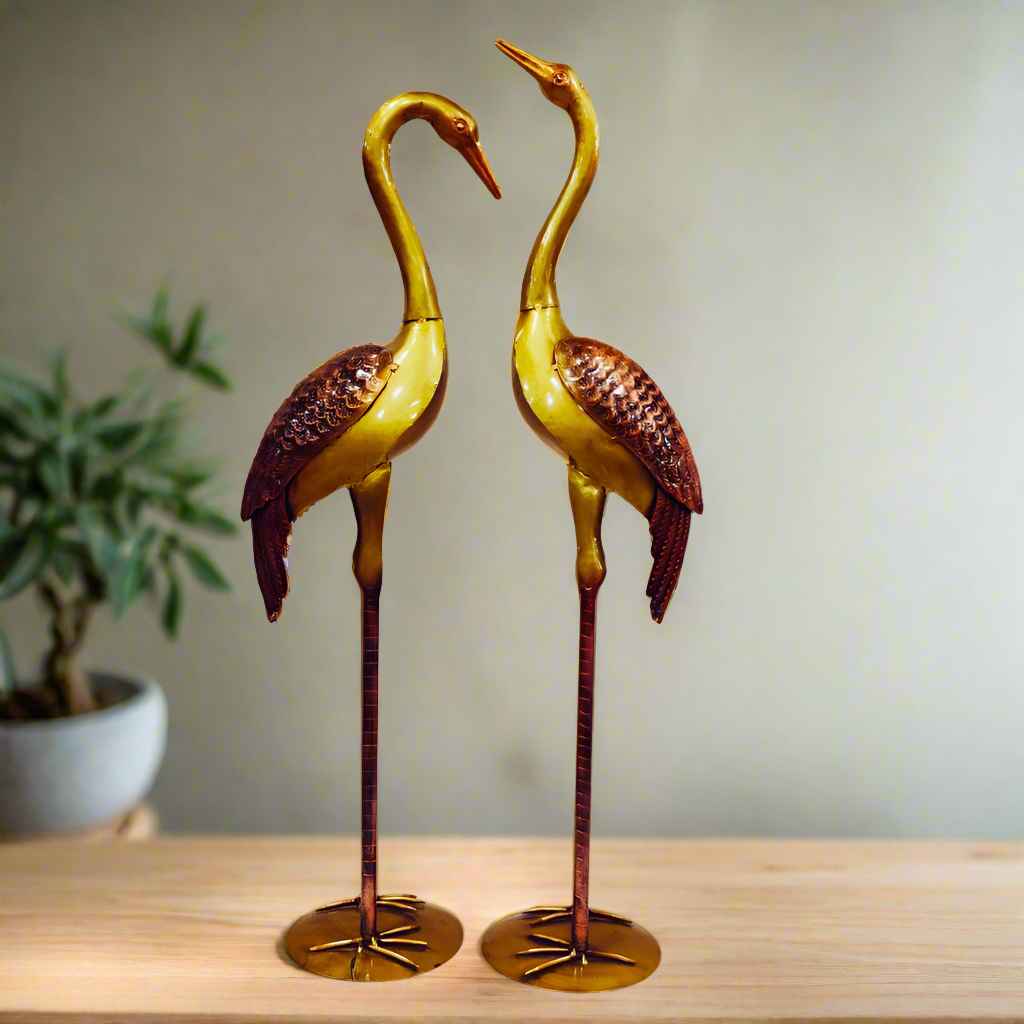 Metal duck and duckling decorative showpiece depicting loving birds, handcrafted with artistic detailing for home decor.