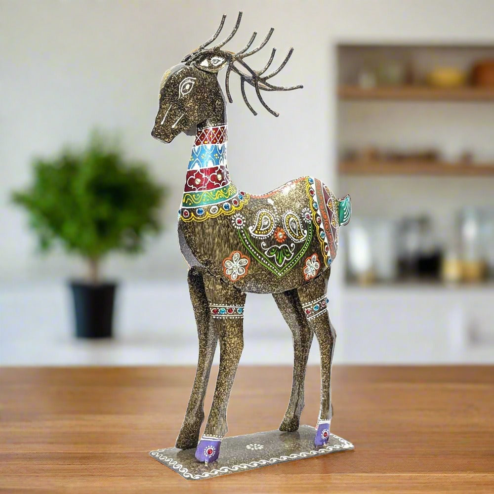 A beautiful painted metal deer set, an ideal gift for couples or a housewarming.
