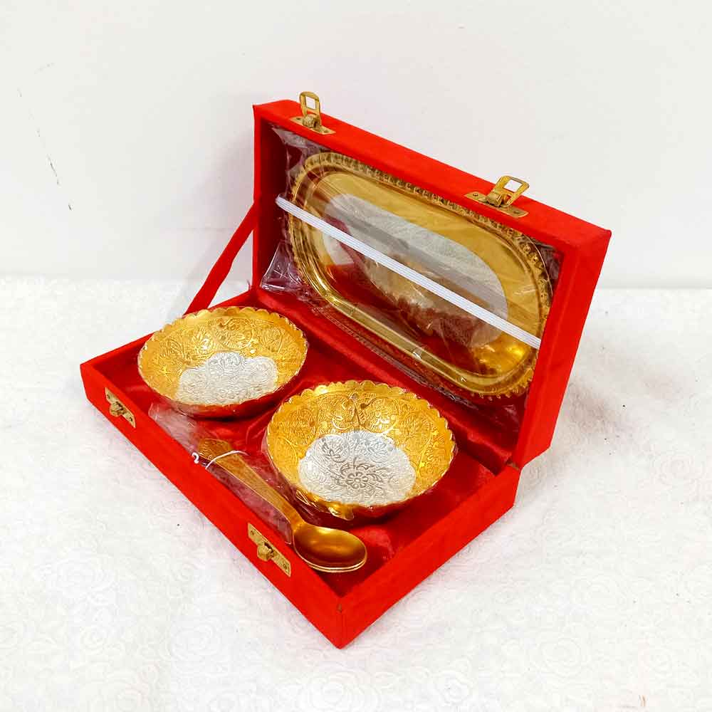 Beautiful decorative bowl and tray set with fine detailing for return gifts.