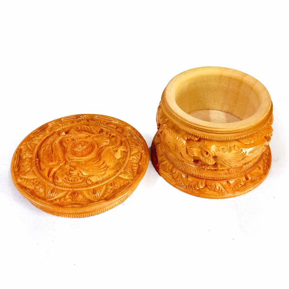 A round wood box with excellent hand workmanship, great for personal use.