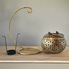 An attractive metal mesh pot candle holder, perfect for party decoration and gifting on any occasion.