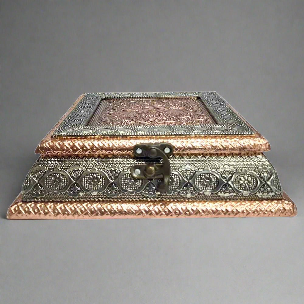 Side profile of 20x20cm wooden dry fruit box with floral designs on four sides