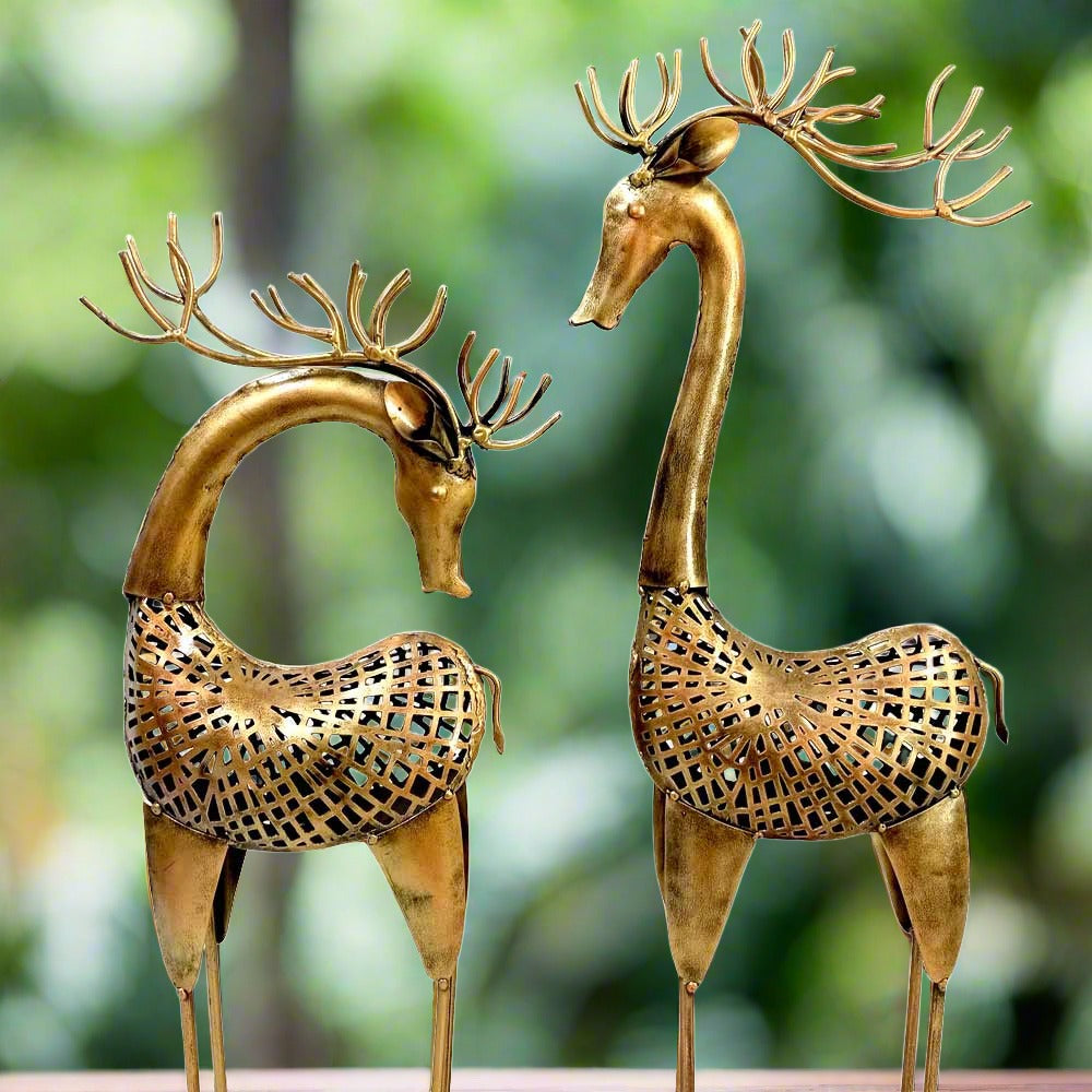 A spectacular set of two fine-quality metal deer showpieces, designed to attract attention.