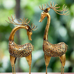A spectacular set of two fine-quality metal deer showpieces, designed to attract attention.