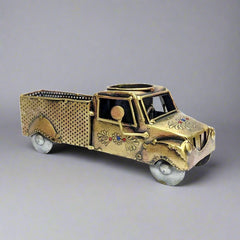 An amazing antique design metallic pen holder, a perfect decor piece for any table.