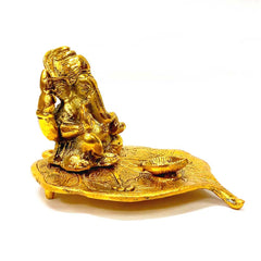 A beautiful Ganesha idol showpiece, an ideal gift for auspicious occasions.