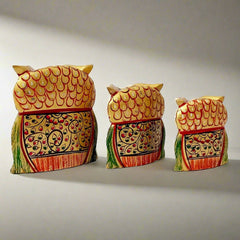 A small-size wooden owl showpiece set with a uniform hand-painted design.