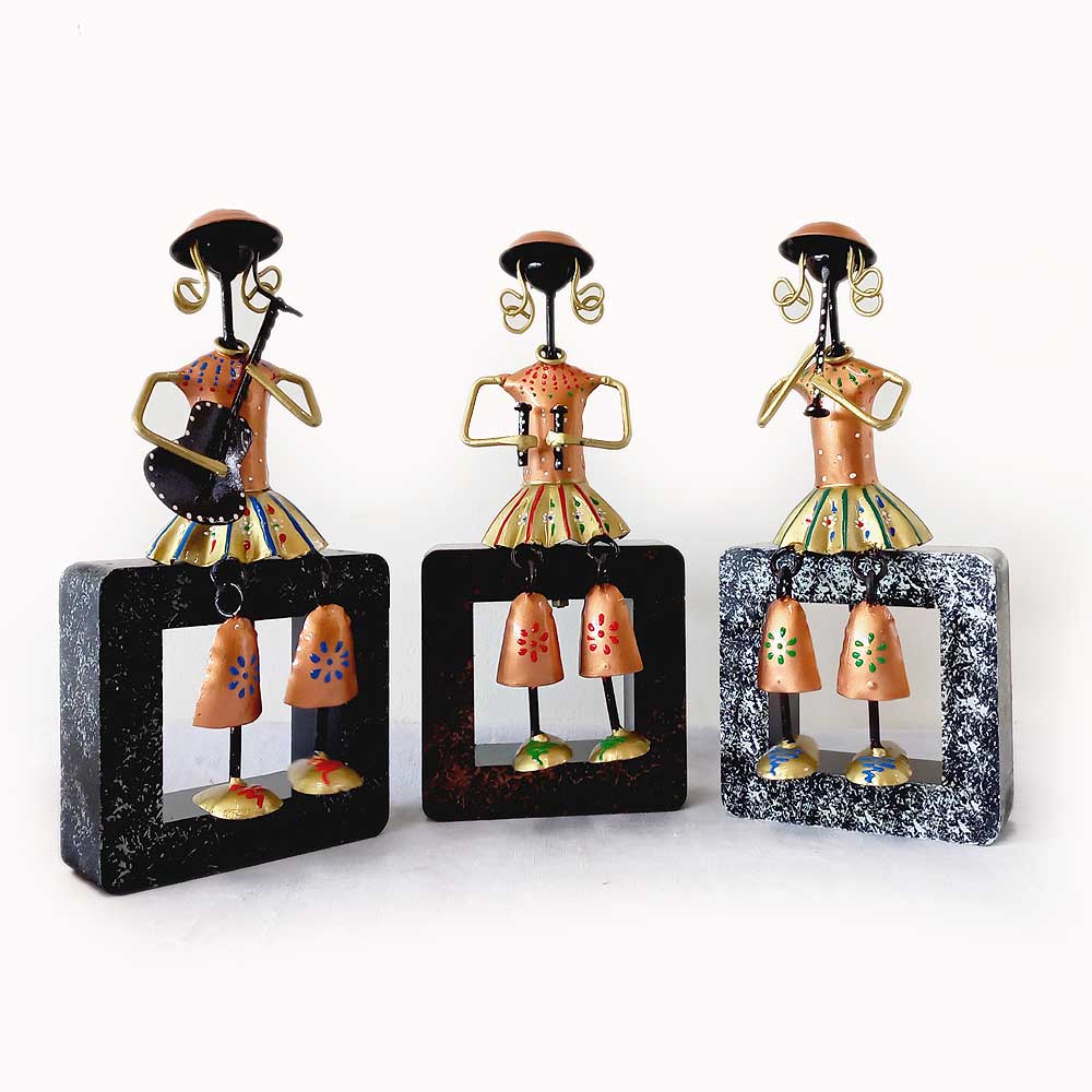 A 25cm metal musical doll set for table-top decor, decorated with beautiful and colorful painting.
