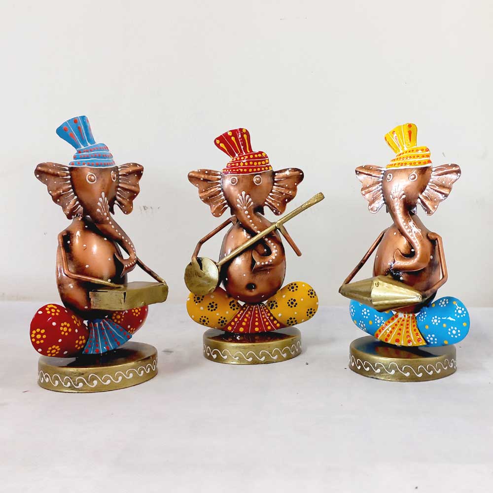 A handcrafted metal Ganpati idol showpiece set with beautiful hand painting.