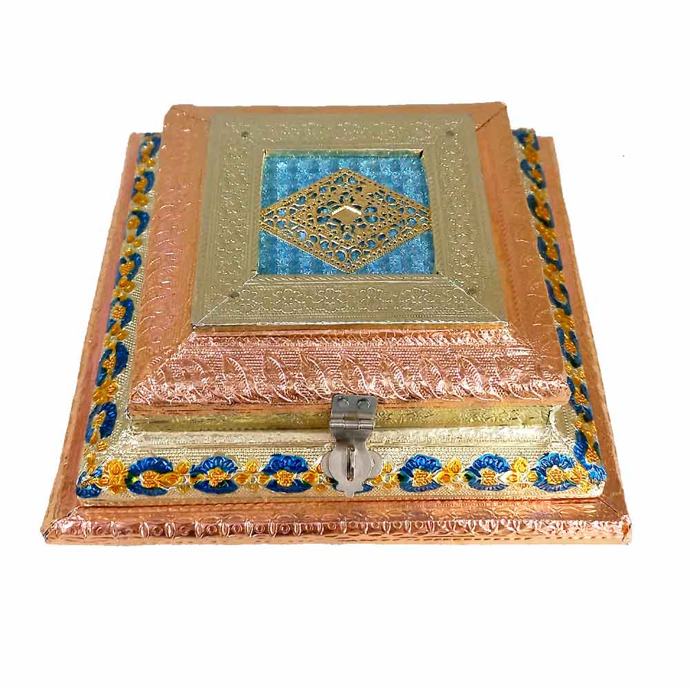 Side profile of 20x20cm wooden dry fruit box featuring decorative accessories and painting